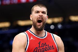 祖巴茨：面對小陣容我就在低位懲罰他們 被包夾就給隊友創(chuàng)造機會