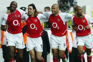 03/04賽季不敗阿森納開局：7勝2平23分，曼聯(lián)22切爾西20緊追不舍