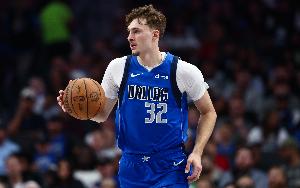 基德：全員健康之前 我們會(huì)繼續(xù)延用以弗拉格擔(dān)任控衛(wèi)的陣容