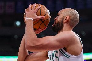 進(jìn)攻端不在狀態(tài)！懷特18中6&三分11中3拿到15分 另有4板3助4斷2帽