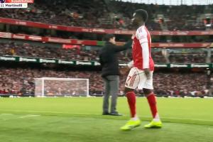 第65分鐘，薩卡被換下，馬丁內(nèi)利替補登場