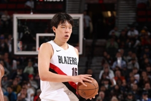 首節(jié)2分1板！解說(shuō)：楊瀚森上場(chǎng)對(duì)庫(kù)里站位不好 這場(chǎng)攻防都沒(méi)犯錯(cuò)