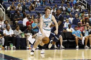 隊(duì)內(nèi)黏合劑！4號(hào)秀克尼佩爾12中7&三分9中5砍下20分6板2助