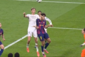 不滿進(jìn)球！巴薩球員強(qiáng)烈抗議貝林進(jìn)球前，赫伊森肘擊庫(kù)巴西臉部