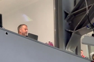 遠(yuǎn)程指揮，本場被罰停賽的弗里克出現(xiàn)在伯納烏看臺