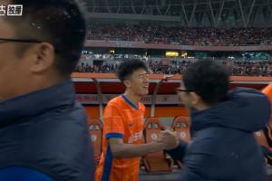 泰山對(duì)前四球隊(duì)?wèi)?zhàn)績(jī)：對(duì)海港1勝1平 對(duì)申花1平1負(fù) 對(duì)蓉城被雙殺