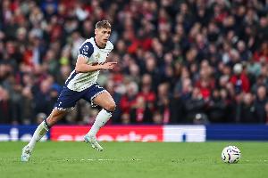 后衛(wèi)為熱刺英超單場(chǎng)雙響，范德芬是2013年維爾通亨后首人