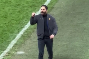 穩(wěn)住帥位！曼晚：曼聯(lián)擊敗布萊頓豪取三連勝后，阿莫林情緒激動