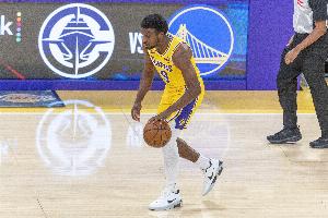 不夠細(xì)膩！布朗尼跳起想從克林根腋下傳球被斷 反搶被吹犯規(guī)