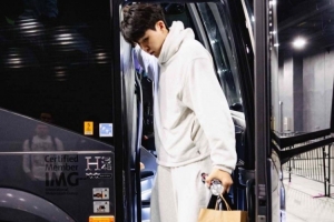 LA客戰(zhàn)快船！開拓者穿搭：楊瀚森簡約運(yùn)動(dòng)風(fēng) 白衛(wèi)衣+白衛(wèi)褲+白鞋