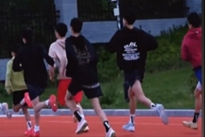 早上6點！U15跑操正當時 青島男籃小伙子們沖沖沖！