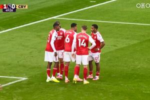 有套路！開定位球前槍手球員聚在一起討論戰(zhàn)術(shù)，隨后加布頭球中柱