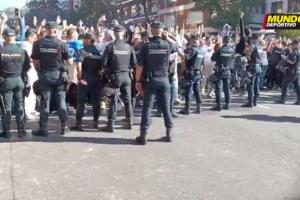 國家德比的氛圍！巴薩球員抵達(dá)伯納烏時(shí)，遭場外皇馬球迷西語國罵