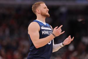 練好持球和串聯(lián)！迪文岑佐半場(chǎng)4中3&三分3中2拿到8分3助攻