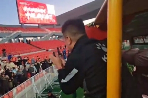 沖超成功！遼寧鐵人賽后花車巡游，主帥李金羽與球迷激情互動(dòng)