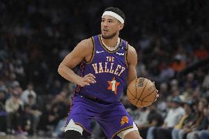 你們也缺真控衛(wèi)！布克前三場(chǎng)送出17次助攻 出現(xiàn)18個(gè)失誤