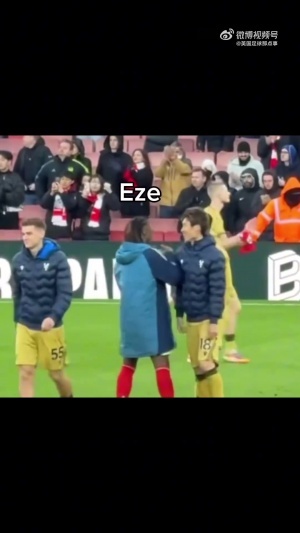 【好人緣】比賽結(jié)束后，埃澤水晶宮的前隊友們紛紛過來和他打招呼