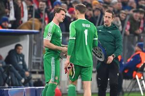 記者：拜仁主力今日在室內(nèi)訓(xùn)練，17歲后腰蘭貝首次參與合練