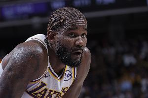 這把盡力了！艾頓14中8貢獻(xiàn)16分8板2助2斷1帽 拼下5前場板