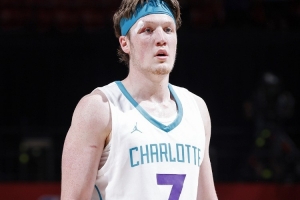 即戰(zhàn)力！黃蜂4號秀克尼佩爾生涯前三場場均15分 目前三分19中11