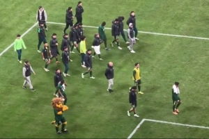 主場2-4不敵海牛，國安球員賽后謝場遭工體球迷大量噓聲