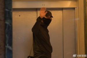 周潤(rùn)發(fā)看望許紹雄的照片曝光！身穿黑色衣服 向記者揮手