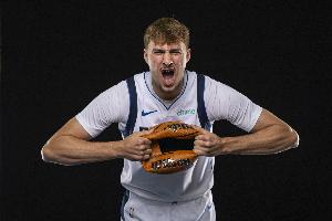 滿弓戰(zhàn)斧劈扣！解說：弗拉格運(yùn)動能力之強(qiáng) 甚至覺得不像個(gè)新秀