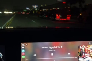 避開早高峰！詹姆斯曬凌晨開車自拍 車內(nèi)播放勁爆音樂