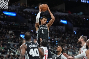 萊格勒：若文班能打70-75場比賽 那馬刺肯定是防守前5的球隊