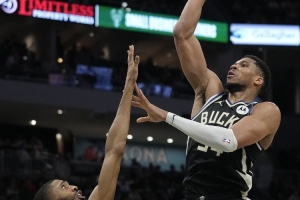 對(duì)他來說有點(diǎn)一般了！字母哥上半場11投7中拿到14分2板1助