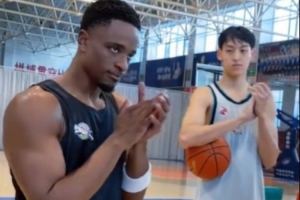 誰(shuí)家外援提前一個(gè)小時(shí)到訓(xùn)練場(chǎng)？納托爾正式報(bào)到！