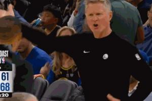 庫(kù)里轉(zhuǎn)換上籃打?？齑?科爾非常不滿向裁判示意這球拽手臂了