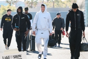 湖人官推曬出征客場(chǎng)登機(jī)照：接下來(lái)飛往明尼蘇達(dá)和孟菲斯