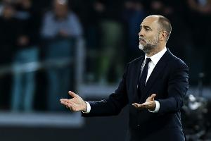 尤文此前已11次賽季中途換帥，98-99賽季安切洛蒂曾接替里皮