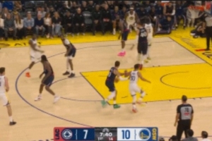 追夢(mèng)真?zhèn)鳎?！?kù)明加弧頂瀟灑擊地妙傳助庫(kù)里輕松上籃