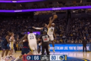 拳怕少壯！大洛和穆迪中圈跳球 后者穩(wěn)穩(wěn)跳起獲得球權