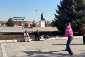 前美網(wǎng)冠軍拉杜卡努回沈陽探親，在公園與大媽打起網(wǎng)球