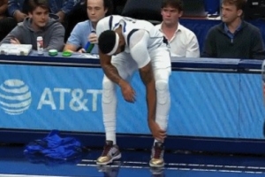 別有事??！濃眉落地踩到對方腳上疑似崴傷 返回更衣室接受治療