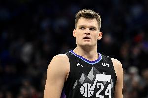 很穩(wěn)！凱斯勒半場6中4貢獻10分4板 三分2中1