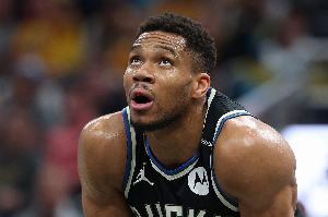 特納：字母哥不僅改變了我的場(chǎng)上位置 更改變了我思考比賽方式