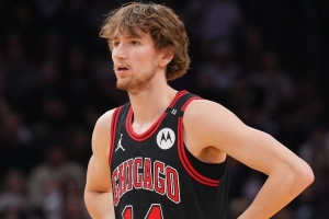 表現不俗！布澤利斯半場11投7中&三分2中2 得到17分3板1斷