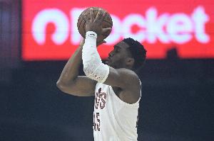 今天是三分神射！米切爾半場三分7中5射落15分 另有2板2助