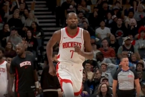 打卡下班咯！亞當(dāng)斯連續(xù)搶到前場板 杜蘭特三分一擊斃命！