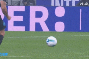 勞塔羅遭古德蒙德森飛鏟，隨后痛苦倒地