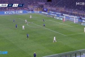 錯(cuò)失單刀！佛羅倫薩后場(chǎng)失誤，巴斯托尼帶球突入禁區(qū)后打門(mén)被撲出