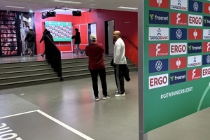 相談甚歡！記者：孔帕尼賽后與科隆主帥夸斯尼奧克交流