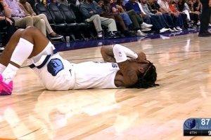 扒拉完就跑！海斯-戴維斯?fàn)幥虼虻侥m特眼睛