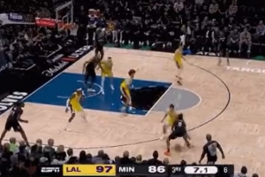 看得準(zhǔn)！海蘭德強(qiáng)突籃下造海斯犯規(guī) 湖人挑戰(zhàn)成功改判進(jìn)攻犯規(guī)