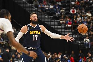 香爆了！瓦蘭14分鐘7投5中砍下10分6籃板 還送出3次助攻