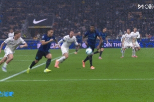 勞塔羅和埃斯波西托禁區(qū)先后倒地，裁判沒(méi)有表示